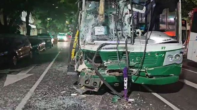 Dos colectivos de la línea 93 protagonizaron un fuerte choque en Chacarita. Hay 17 personas heridas.