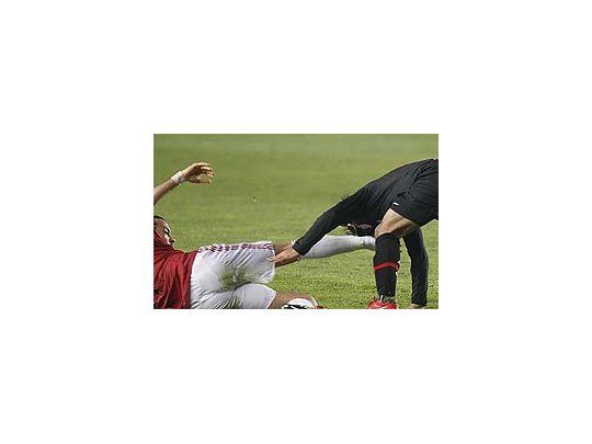 El momento de la lesión de Agüero que puede dejarlo fuera del próximo amistoso de la Selección.