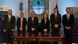 Pablo Quirno, Luis Caputo, Horacio Marín, Sarah Whitten, Christofer Landau y John Jovanovic durante la firma del acuerdo.&nbsp;