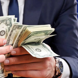 Según la ONG, un trabajador con salario mínimo necesitaría 102 años para alcanzar lo que un mil-millonario gana en un día. Según la ONG, un trabajador con salario mínimo necesitaría 102 años para alcanzar lo que un mil-millonario gana en un día.