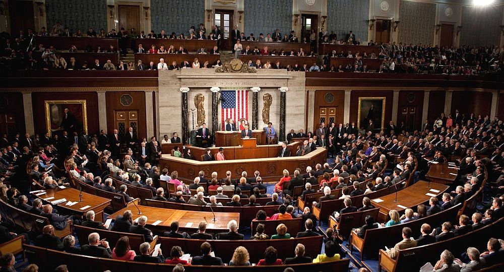 Mientras, muchos empleados federales siguen realizando sus trabajos sin cobrar. 