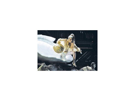 Aunque menos premiada de lo esperado, Lady Gaga acaparó todas las miradas, y las fotos, al presentarse en los Grammy dentro de una especie de cápsula.