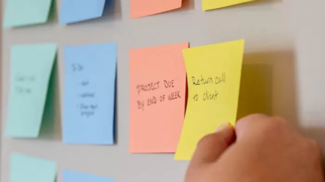 El Post-it se convirtió en un objeto cotidiano en todas las oficinas.