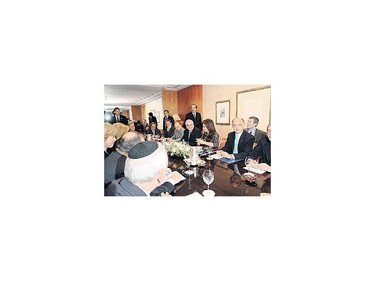 La senadora CristinaKirchner se reunió ayer porespacio de casi dos horascon miembros de entidadesjudías en EE.UU.