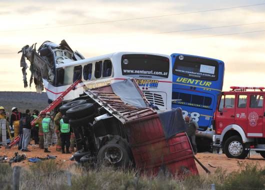 Choque de micros que llevaban gendarmes dejó al menos 12 muertos (foto 1)