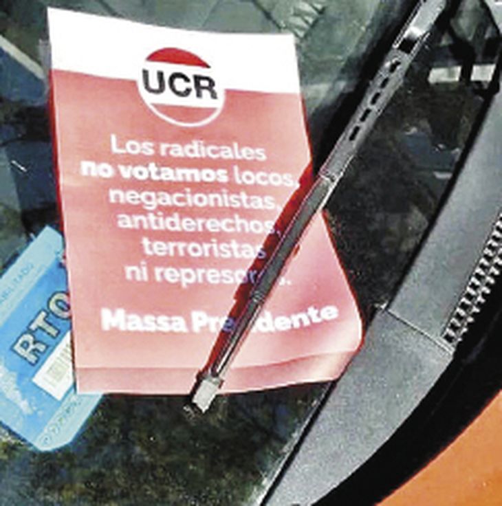 complejo. Pese a los deseos libertarios de atraer a todo el conjunto de votos de Juntos por el Cambio, ayer los parabrisas amanecieron con volantes UCR llamando a votar a Massa. SanCor decidió tirar 100.000 litros de leche. complejo. Pese a los deseos libertarios de atraer a todo el conjunto de votos de Juntos por el Cambio, ayer los parabrisas amanecieron con volantes UCR llamando a votar a Massa. SanCor decidió tirar 100.000 litros de leche.