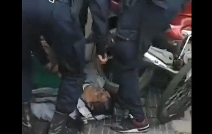 Walter Nadal en el piso, mientras policías de Tcumán intentan reanimarlo.