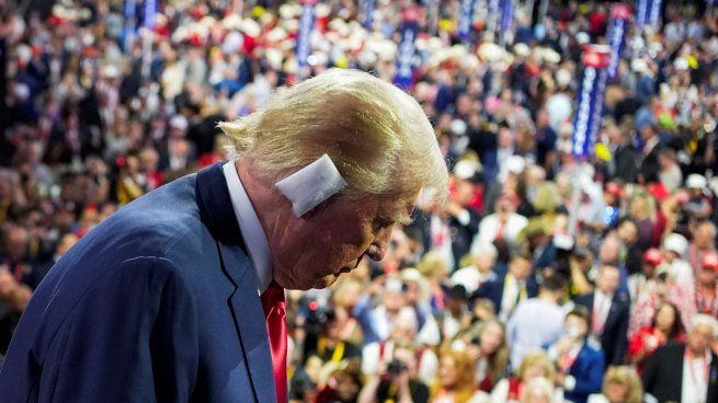 Donald Trump en la Convención Nacional Republicana de Milwaukee, tras ser disparado el sábado por la noche.
