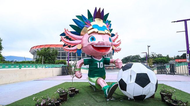 La FIFA aseguró que en ningún momento prohibió la exhibición de una mascota en forma de ajolote misma que se encuentra cerca del Estadio Azteca.