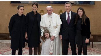 El Papa recibió al Presidente, Juliana Awada y sus hijas en el Vaticano.