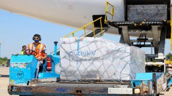 llegaron al pais las primeras 300.000 dosis de la sputnik v y comienza el plan de vacunacion