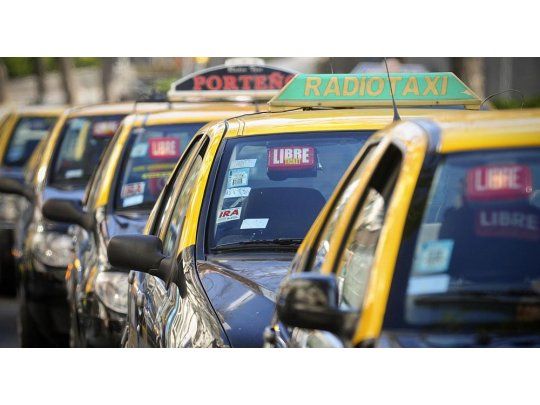 Lanzan un sistema para evitar estafas de taxistas en aeropuertos y terminales de micro