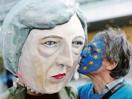 emociones. Un manifestante euroescéptico besa un muñeco que representa a la primera ministra británica, Theresa May. El brexit mantiene al Reino Unido en un callejón sin salida aparente.