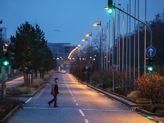 Unas 13.000 personas fueron evacuadas este domingo en Fráncfort (oeste de Alemania), mientras que expertos artificieros se disponían a desactivar una bomba sin detonar lanzada sobre la ciudad durante de la Segunda Guerra Mundial.