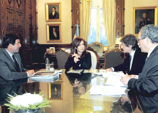 La Presidente recibió los números de la recaudación en su despacho, de manos de Ricardo Echegaray, Amado Boudou y Juan Carlos Pezoa.