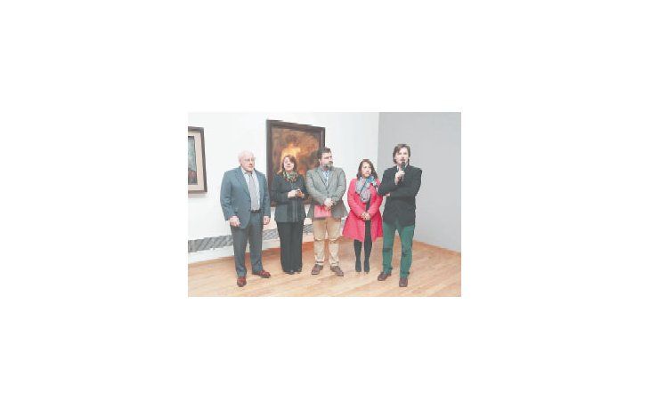 El director del MNBA, Andrés Duprat, el presidente de la Asociación Amigos, Julio Crivelli y los curadores Cristina Rossi y Carlos Palacios, junto a Vania Rojas Solís, en la presentación de la muestra de los muralistas.