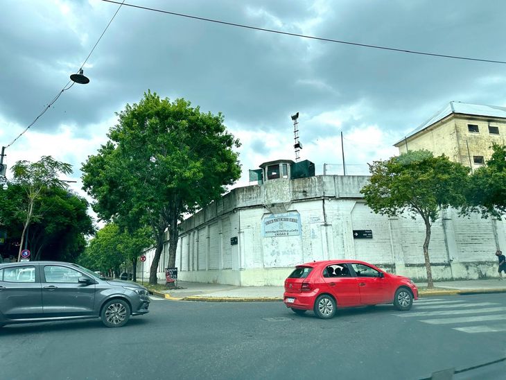 Vista general del muro del Servicio Penitenciario Federal en Villa Devoto, en el sector comprendido entre Nogoyá y Bermúdez, uno de los puntos más citados por desarrolladores e inmobiliarias ante un eventual cambio de uso del suelo Vista general del muro del Servicio Penitenciario Federal en Villa Devoto, en el sector comprendido entre Nogoyá y Bermúdez, uno de los puntos más citados por desarrolladores e inmobiliarias ante un eventual cambio de uso del suelo