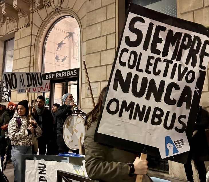 En Francia, unas 300 personas acudieron a la embajada argentina en París, convocadas por organizaciones políticas, sociales y sindicales En Francia, unas 300 personas acudieron a la embajada argentina en París, convocadas por organizaciones políticas, sociales y sindicales