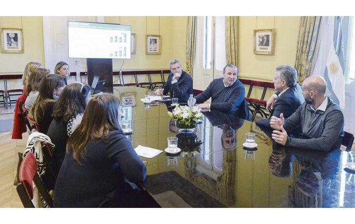 ámbito.com | Agenda. Mauricio Macri se reunió ayer en Casa Rosada con Guillermo Dietrich y el equipo de Vialidad Nacional. El Presidente reducirá su staff de ministros tras las salidas de Aranguren y Cabrera.