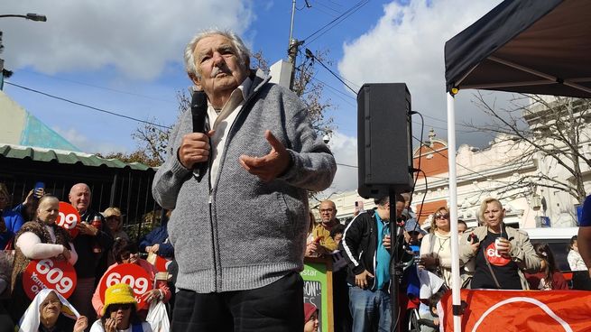 El expresidente José Mujica dio detalles de su tratamiento contra el cáncer durante un a actividad del Frente Amplio en Florida.