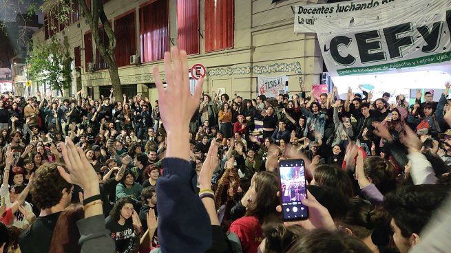 Cientos de estudiantes de diversas facultades realizan tomas y vigilias en reclamo contra el veto del presidente Javier Miei.