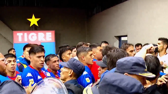 Piñas y botellazos entre Tigre y Platense.