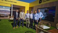 Representantes del banco y de la unidad minera durante la exposición internacional en San Juan.