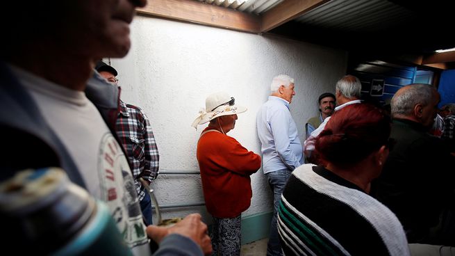 Cada ciudadano tiene su propia estrategia para evitar filas a la hora de ir a votar.