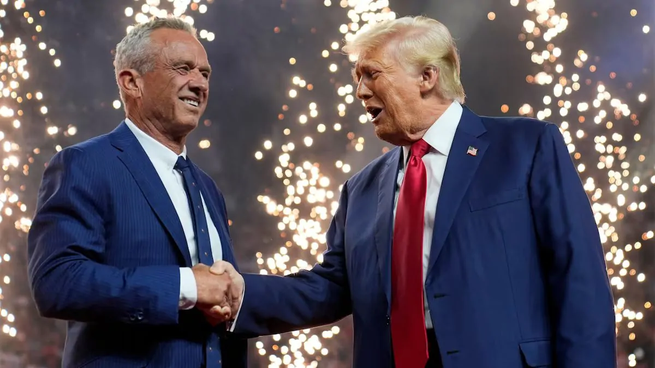 Robert F. Kennedy Jr junto a Donald Trump.