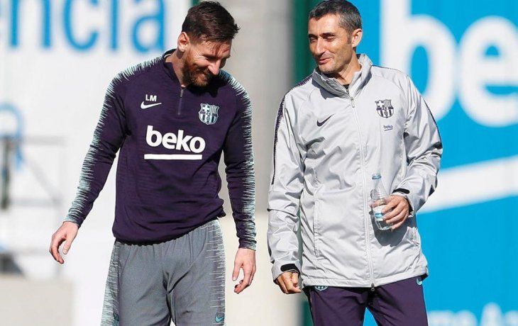 Lionel Messi y Ernesto Valverde sonríen durante un entrenamiento de Barcelona. Una imagen que no se volverá a ver en el club catalán.