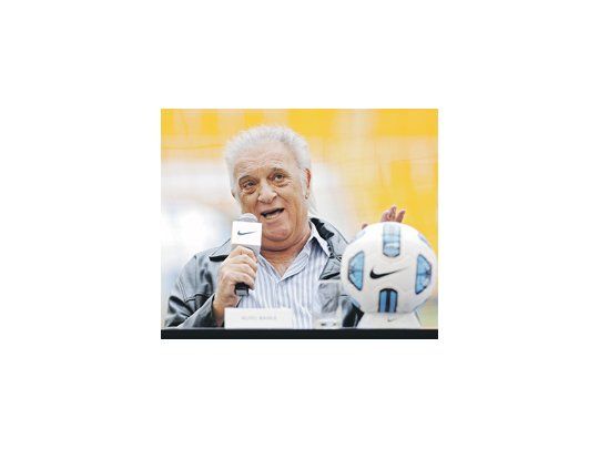 Alfio Basile está muy cerca de volver a Racing, después de dos décadas. Hoy se reúnen con su representante.