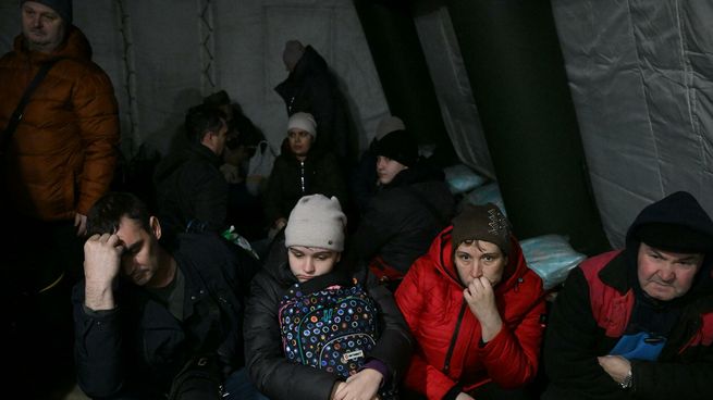 Civiles se refugian de los combates en Mariúpol.