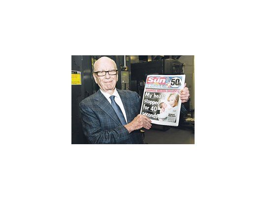 Rupert Murdoch exhibiendo su diario sensacionalista The Sun, uno de los involucrados en las pinchaduras de teléfonos de los ricos y famosos de Inglaterra.
