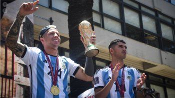 san martin homenajeo a enzo fernandez y exequiel palacios ante una multitud