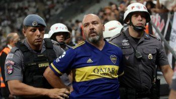 detuvieron a un hincha de boca en brasil por gestos racistas a los hinchas del corinthians