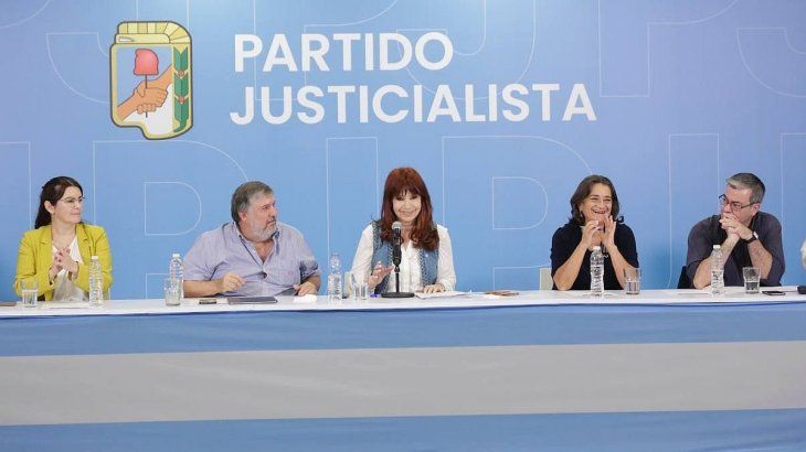 Cristina estuvo con sus vices: José Mayans, Germán Martínez, Lucía Corpacci, Mariel Fernández y Ricardo Pignanelli.