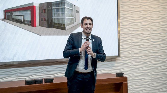 Agustín Caulo durante la inauguración de una iglesia adventista.
