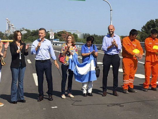 Macri junto a la gobernadora Vidal y el ministro Dietrich, durante la inauguración del primer tramo de la ruta 8.