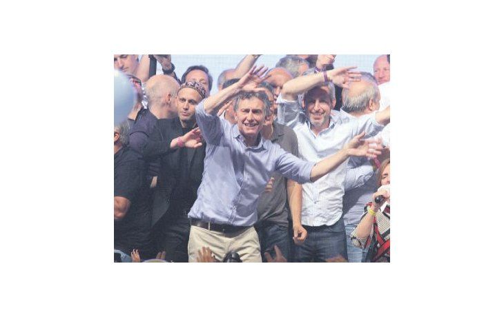 Sergio Bergman, Mauricio Macri, Rogelio Frigerio, Gabriela Michetti, Hernán Lombardi y Patricia Bullrich, entre otros, en el escenario de los festejos de Cambiemos, en el predio porteño de Costa Salguero.