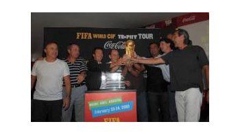 ámbito.com | Varios integrantes de los planteles de los campeones del 78 y 86 estuvieron presentes y besaron la Copa.