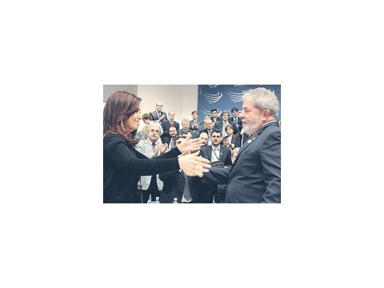 Cristina de Kirchner acompañada por Rafael Follonier, recibió saludos y condolencias de su par brasileño, Lula da Silva, en la cumbre de Unasur, en Guyana.