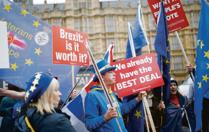 PERMANENCIA. Brexit ¿vale la pena? y Ya tenemos el mejor acuerdo se leyó en los carteles de la protesta anti-brexit frente al Parlamento.