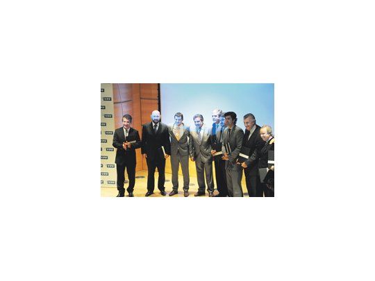 Urribarri, Insfrán, Galuccio, Beder, De Vido, Closs, Urtubey, Gioja y Peralta, en el acto de ayer en Puerto Madero.