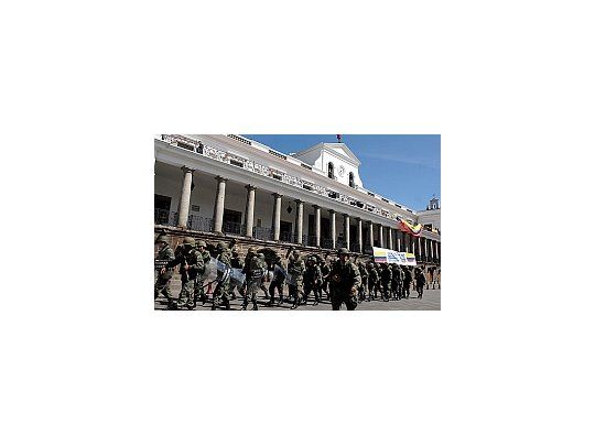 La asamblea legislativa de Ecuador retomó sus actividades luego de ser tomada por policías sublevados.