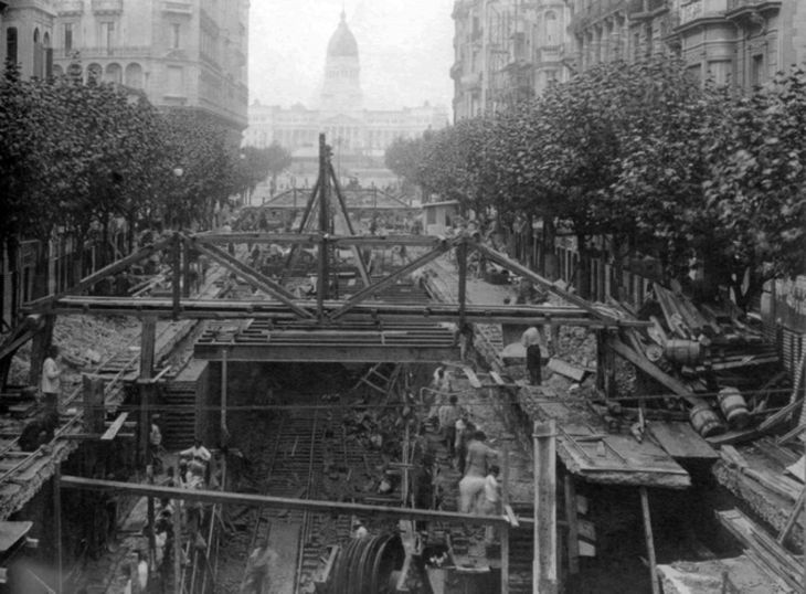 Cuando estaba en obras la línea de subtes de la línea A que hoy recorre la traza de la Avenida de Mayo Cuando estaba en obras la línea de subtes de la línea A que hoy recorre la traza de la Avenida de Mayo