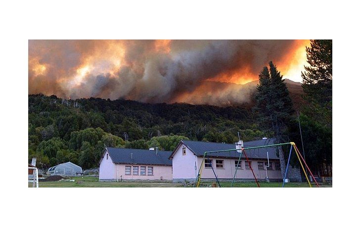 Los brigadistas lograron hacer retroceder el nuevo foco de incendio que se había iniciado horas atrás en el Parque Nacional Los Alerces.
