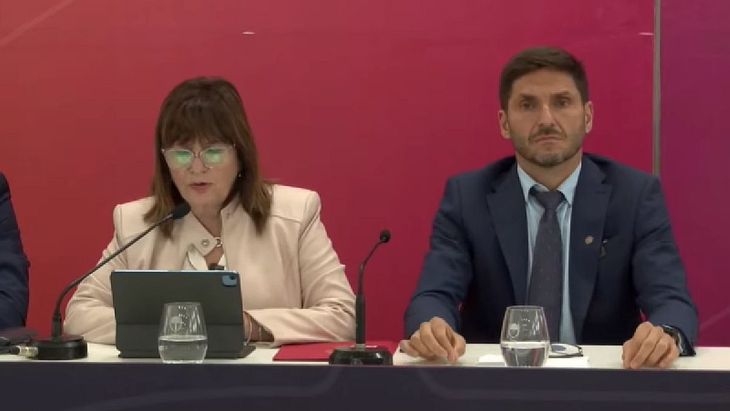 La ministra de Seguridad, Patricia Bullrich, y el gobernador de Santa Fe, Maximiliano Pullaro acordaron la conformación del comité de crisis en Rosario después de una ola de ataques narcos en marzo pasado.