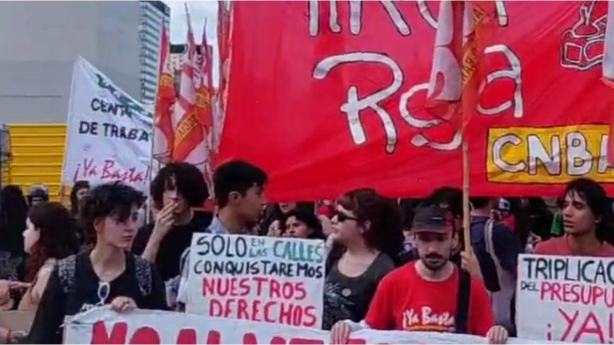 Students lead a new march to Plaza de Mayo