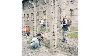 ámbito.com | Turistas recorriendo el que fue el campo de concentración y exterminio de Auschwitz.