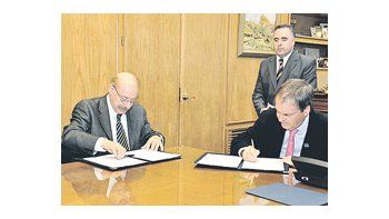 El gobernador Juan Schiaretti y Ciácera, durante la firma de los convenios.